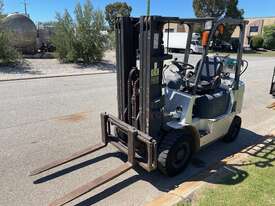 Forklift Dalian 1.5 Tonne Gas Auto Scales Nissan engine - picture1' - Click to enlarge