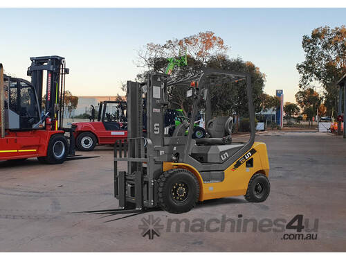 UN Forklift 3T Diesel: Forklifts Australia - Excess Stock, Available Now!