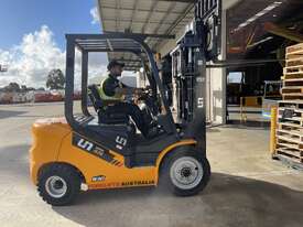 UN Forklift 3T Diesel: Forklifts Australia - Excess Stock, Available Now! - picture2' - Click to enlarge