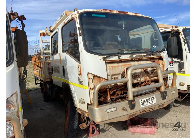 Buy Used 2010 Isuzu 2010 Isuzu NPS 300 4x4 Tray Truck Trucks in ...