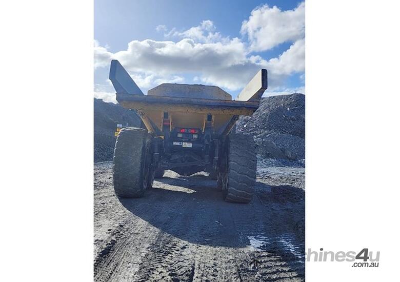 caption 2009 KOMATSU HM350-2 ARTICULATED DUMP TRUCK