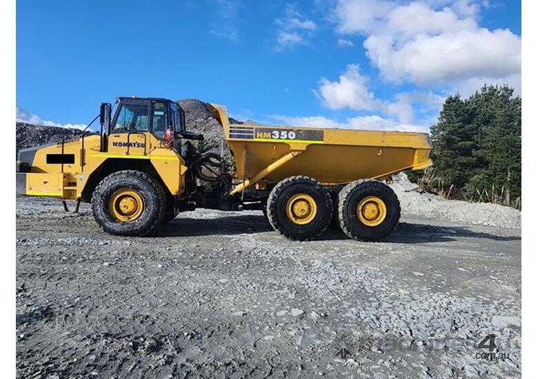 caption 2009 KOMATSU HM350-2 ARTICULATED DUMP TRUCK