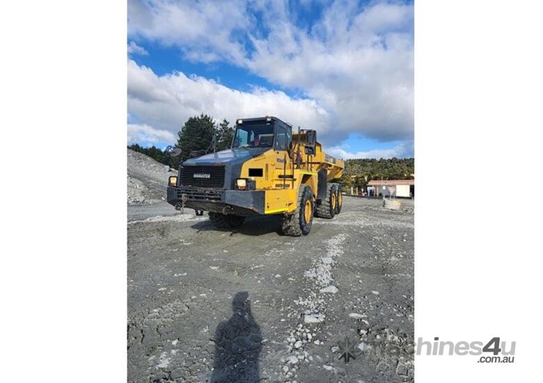 caption 2009 KOMATSU HM350-2 ARTICULATED DUMP TRUCK