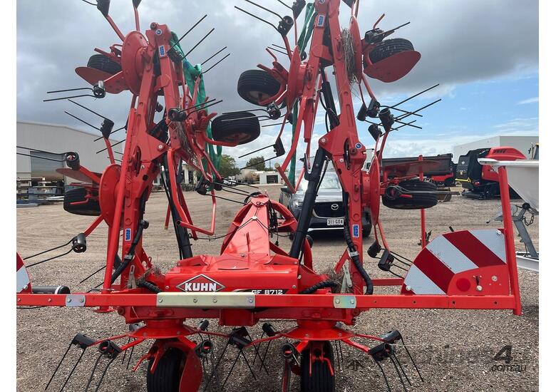 Ex-Demo Kuhn GF 8712 Tedder Rake in Near New Condition! Huge Savings!