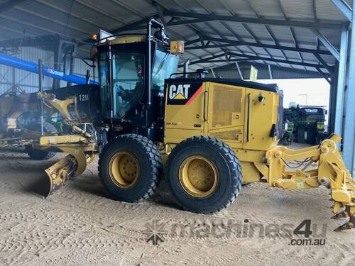 2011 CAT 12M Grader 