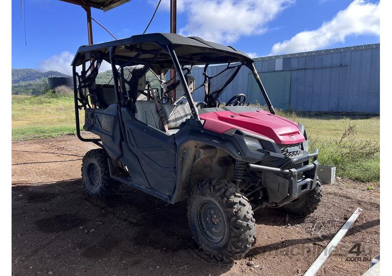 caption 2017 HONDA Pioneer 1000 EPS ATV
