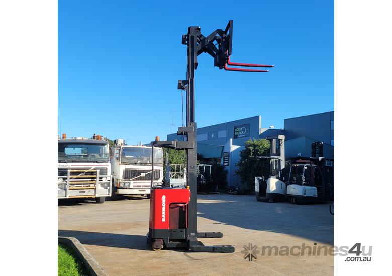 caption Raymond EASI R35TT Pantograph Reach Forklift