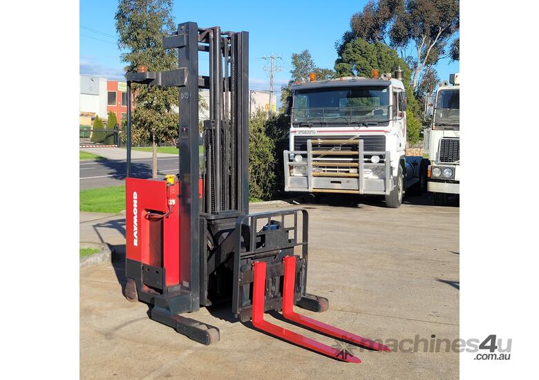 caption Raymond EASI R35TT Pantograph Reach Forklift