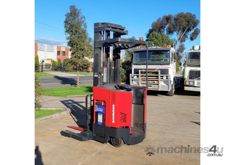 caption Raymond EASI R35TT Pantograph Reach Forklift