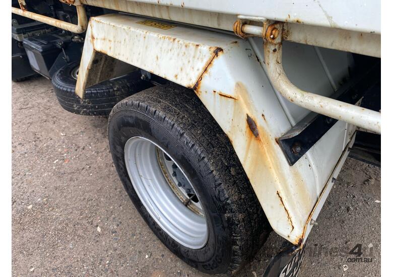caption 2018 Isuzu NLR 45-150 Tipper