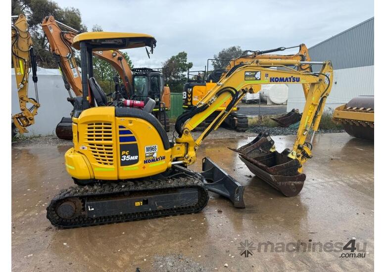 2022 KOMATSU PC35MR-5 3.6T EXCAVATOR (M965) WITH HITCH, BUCKETS AND 950 HOURS