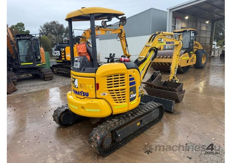 2022 KOMATSU PC35MR-5 3.6T EXCAVATOR (M965) WITH HITCH, BUCKETS AND 950 HOURS