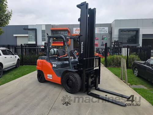Toyota Forklift 5T with Tyne Positioners(Unit#: AU480)