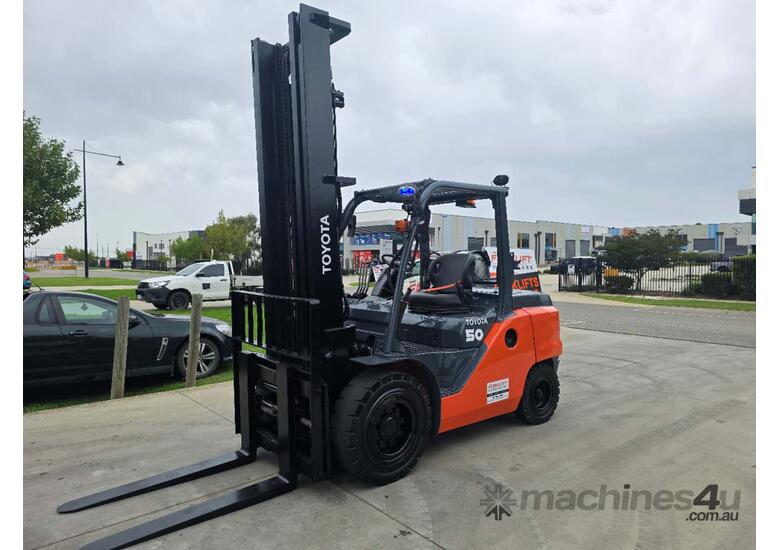 Toyota Forklift 5T with Tyne Positioners(Unit#: AU480)