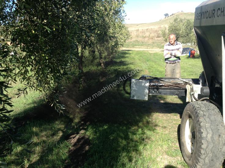 caption Seymour Chain Spreader - Hydraulic Drive to Floor