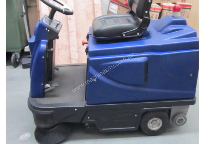 caption SC-2006 Ride-on Sweeper