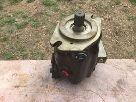 Hydraulic piston pump type Parker P1075 - picture2' - Click to enlarge