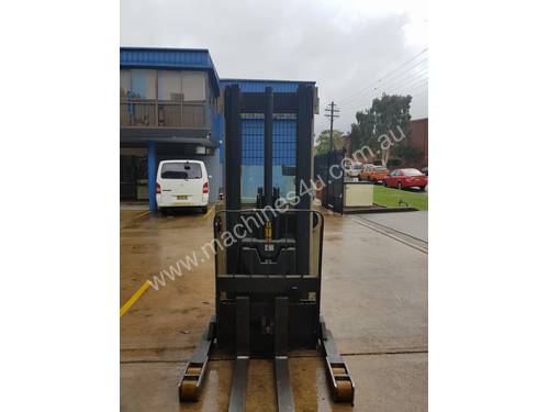 CROWN HIGH REACH FORKLIFT