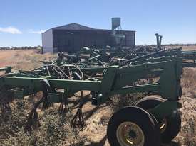John Deere 1820 Air Seeder Complete Single Brand Seeding/Planting Equip - picture0' - Click to enlarge