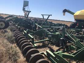 John Deere 1820 Air Seeder Complete Single Brand Seeding/Planting Equip - picture0' - Click to enlarge