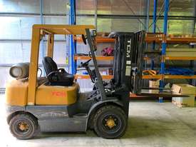 Dual fuel 2.5 ton forklift with container 3 stage mast and sideshift - picture0' - Click to enlarge