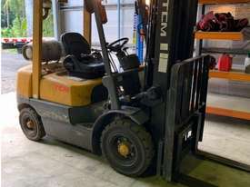 Dual fuel 2.5 ton forklift with container 3 stage mast and sideshift - picture1' - Click to enlarge