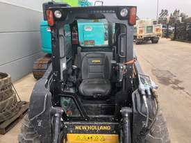 New Holland L218 Skidsteer - picture2' - Click to enlarge