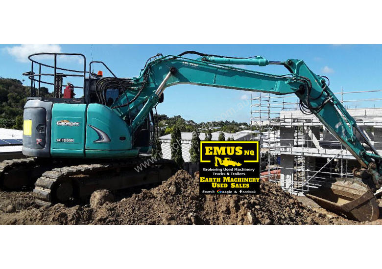 caption 2012 Kobelco SK135SR-2, heaps of attachments. E.M.U.S MS550