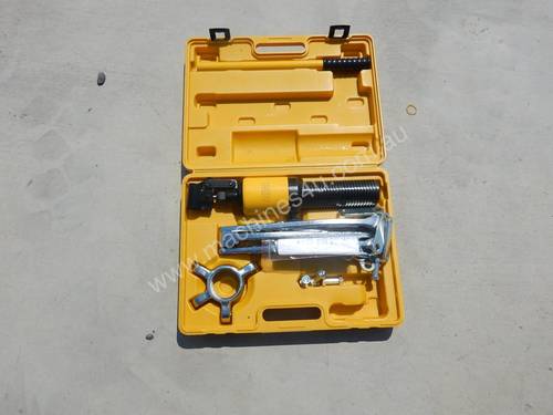LOT # 0069 Ashita HHL-10 Hydraulic Gear Puller Set