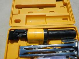 LOT # 0069 Ashita HHL-10 Hydraulic Gear Puller Set - picture0' - Click to enlarge