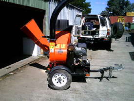 25hp wood chipper / shreader , towable - picture0' - Click to enlarge