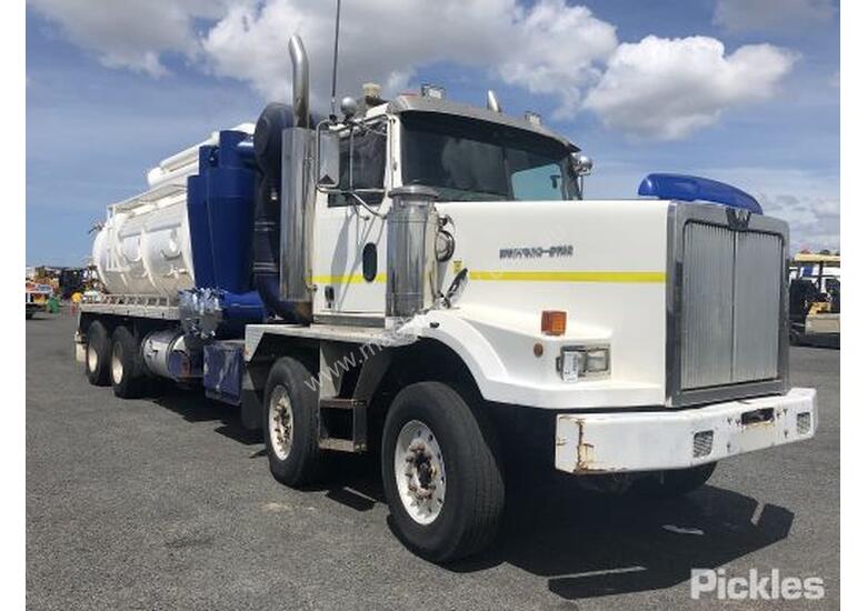 caption 2000 Western Star 4900