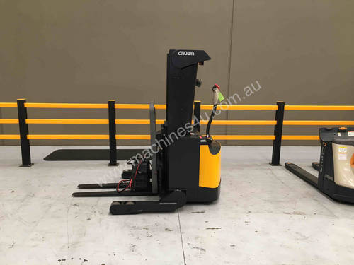 Crown SHR5500 Walk Behind Forklift