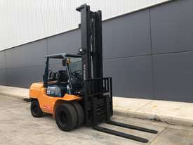TOYOTA 02-7FGA50 51291 **5 TON LPG FORKLIFT** 2011 7SERIES MODEL - picture0' - Click to enlarge