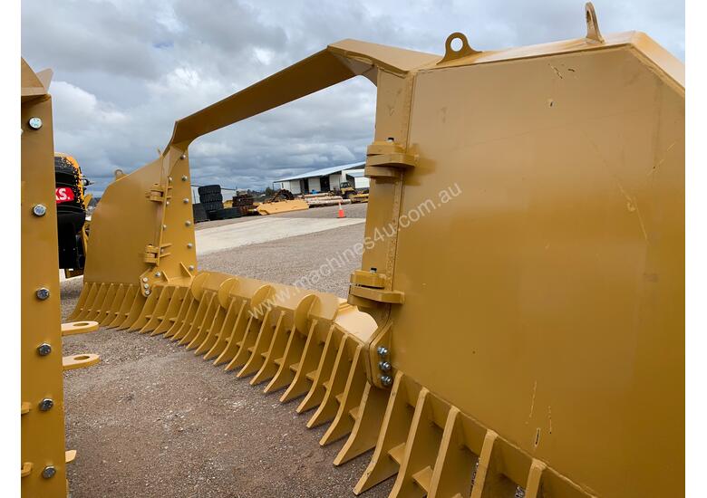 caption 2020 Caterpillar D8N/R & T Folding Stick Rake