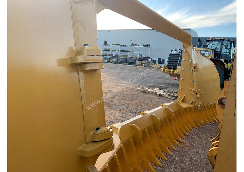 caption 2020 Caterpillar D8N/R & T Folding Stick Rake