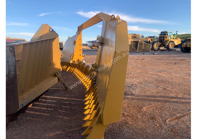 caption 2020 Caterpillar D8N/R & T Folding Stick Rake