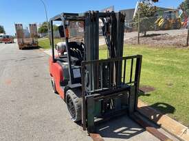Forklift TCM 2.5 Tonne Gas Auto Container mast - picture1' - Click to enlarge
