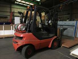 LINDE H25 Counterbalance Forklift - includes container mast and scale - picture0' - Click to enlarge