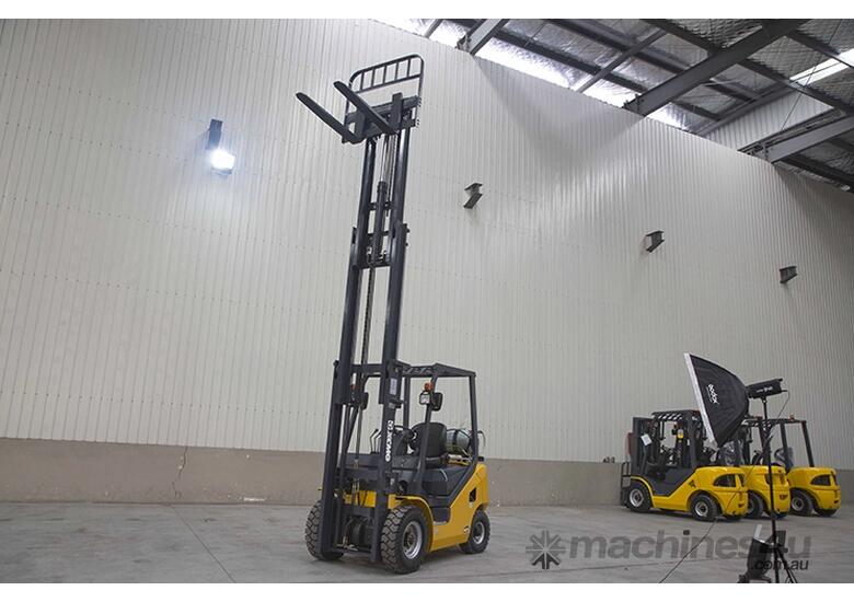 caption XCMG 2.5T Dual Fuel Forklift - With A Nissan K25 engine and 5 Year Warranty Included
