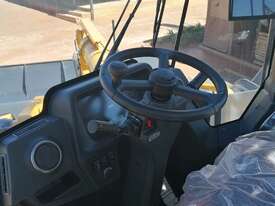 877H Wheel Loader with 6LTAA8.9 Cummins, ZF wet brakes, ZF260 Powershift, LiuGong - picture2' - Click to enlarge