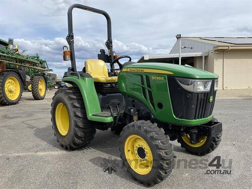 John Deere 3038E