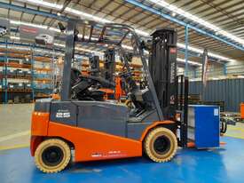 TOYOTA 8FBN25 S/N 18560 2017 MODEL BATTERY ELECTRIC FORKLIFT 4700 MM CONTAINER MAST ** LOCATED IN ST - picture1' - Click to enlarge