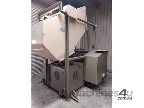 Plastics granulator