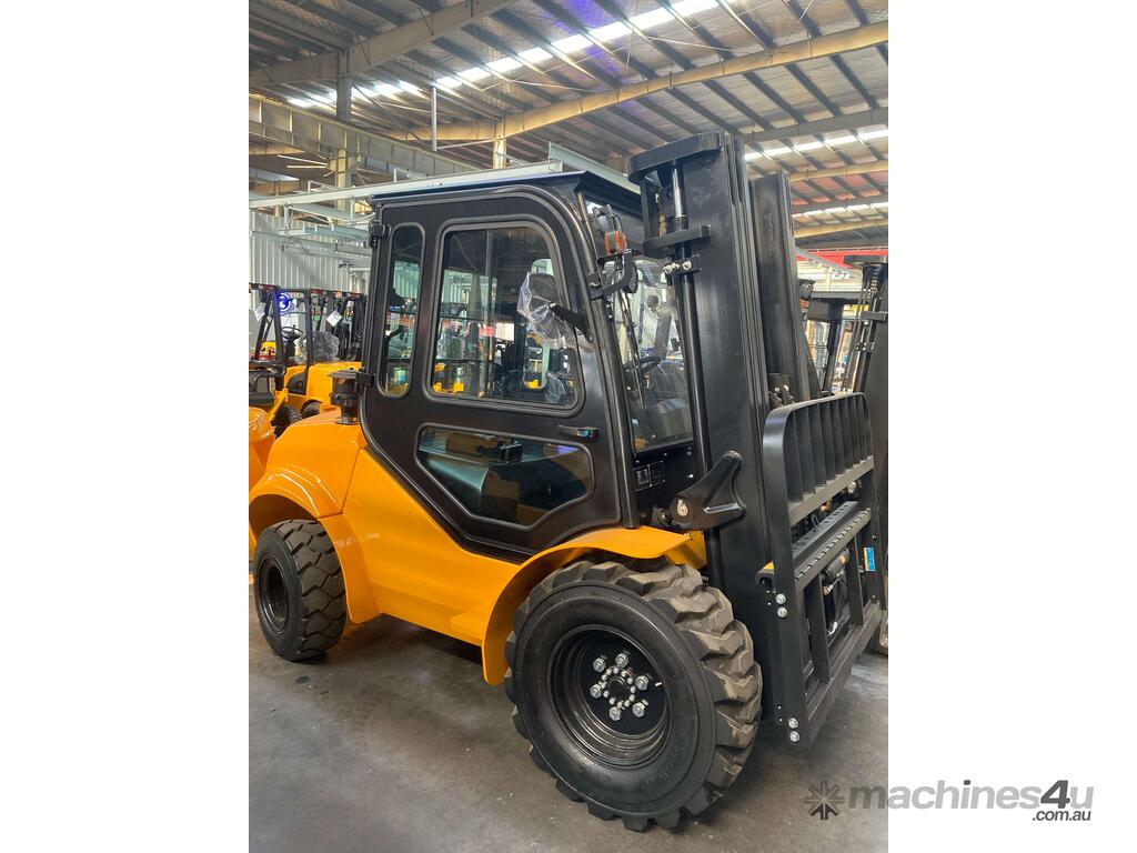New 2023 un All Terrain UN Forklift 3 5T 4WD w Enclosed Cabin Rough