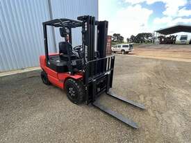 Redlift 3.0T Standard Forklift - picture0' - Click to enlarge