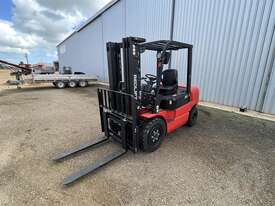 Redlift 3.0T Standard Forklift - picture1' - Click to enlarge