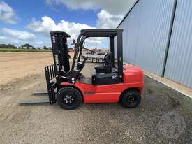 Redlift 3.0T Standard Forklift - picture2' - Click to enlarge