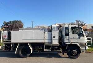 Truck Fire Truck Hino 4x4 1993 6 speed 33100km 2000L SN1543