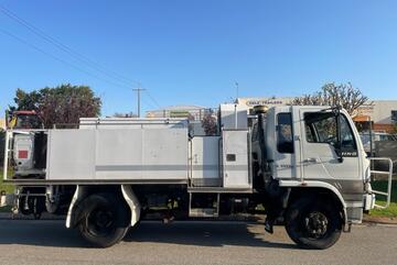 Truck Fire Truck Hino 4x4 1993 6 speed 33100km 2000L SN1543